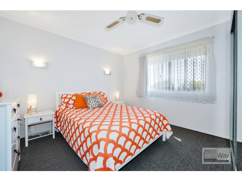 1 Hilltop Avenue, Qunaba QLD 4670