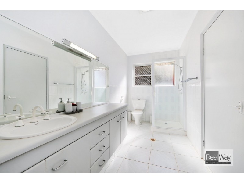 1 Hilltop Avenue, Qunaba QLD 4670