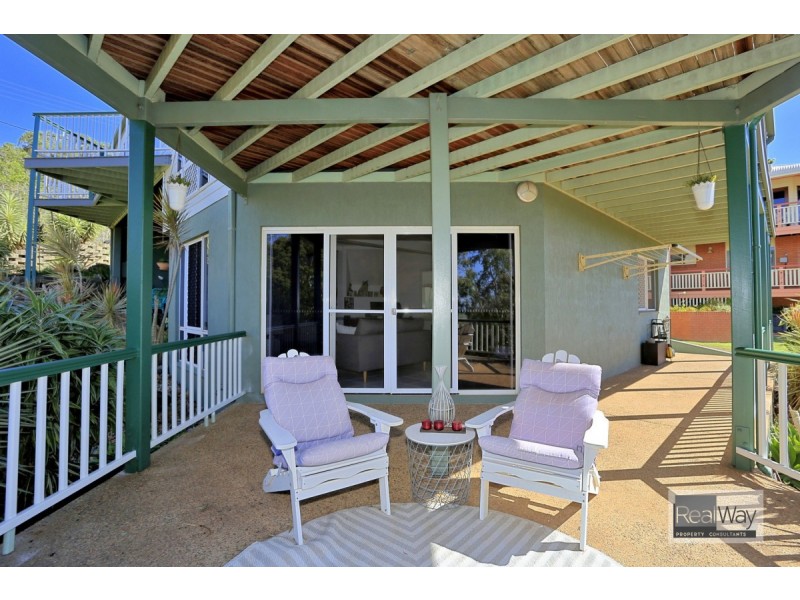 1 Hilltop Avenue, Qunaba QLD 4670