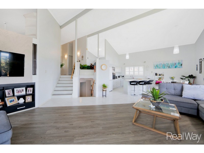 1 Hilltop Avenue, Qunaba QLD 4670