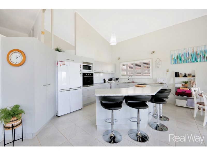 1 Hilltop Avenue, Qunaba QLD 4670
