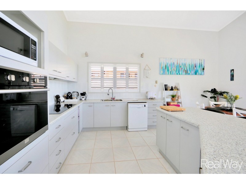 1 Hilltop Avenue, Qunaba QLD 4670