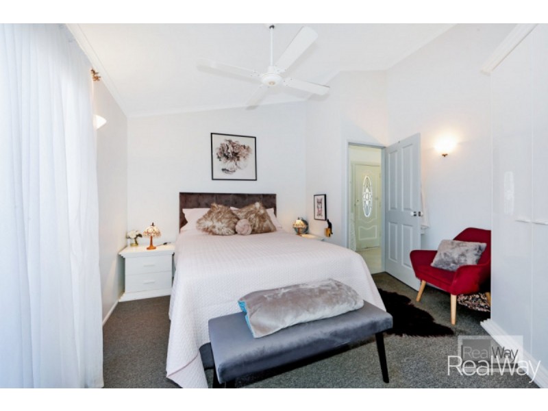 1 Hilltop Avenue, Qunaba QLD 4670