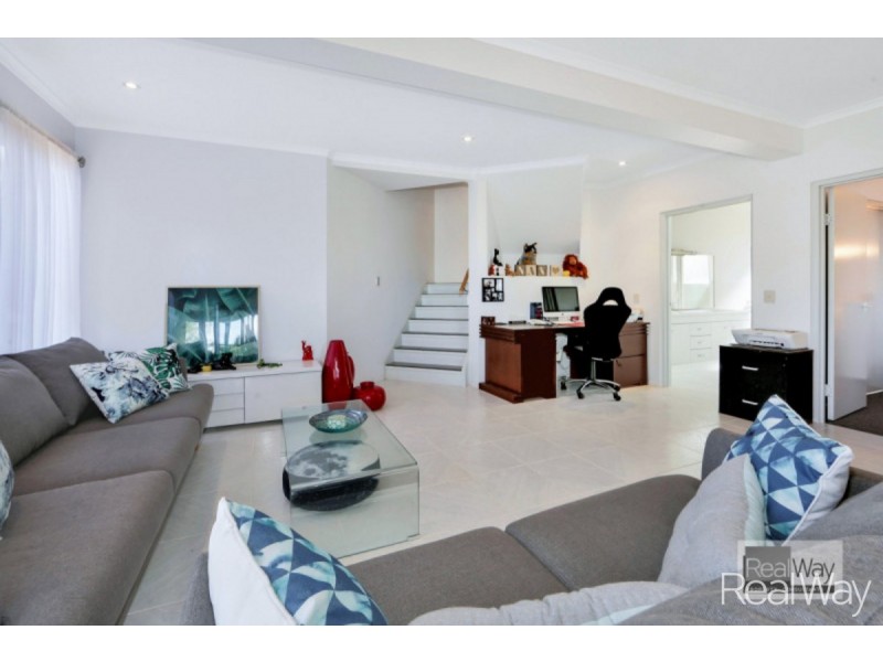 1 Hilltop Avenue, Qunaba QLD 4670