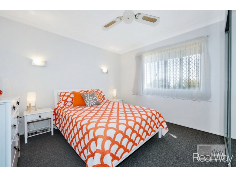 1 Hilltop Avenue, Qunaba QLD 4670