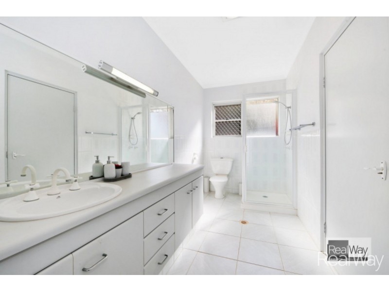 1 Hilltop Avenue, Qunaba QLD 4670