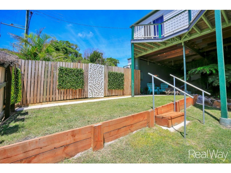 1 Hilltop Avenue, Qunaba QLD 4670