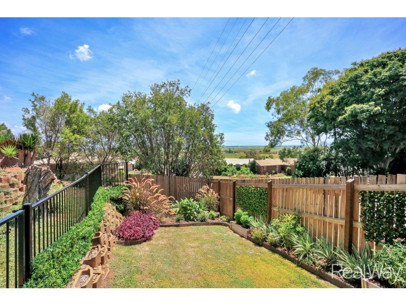 1 Hilltop Avenue, Qunaba QLD 4670