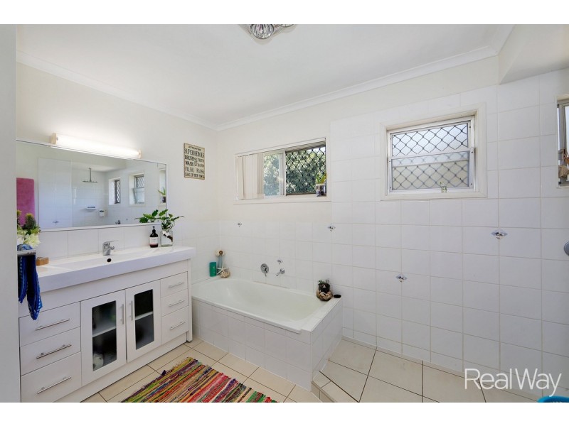1 Barellan Parade, Qunaba QLD 4670