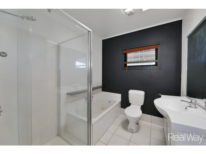 1 Lovers Walk, Thabeban QLD 4670