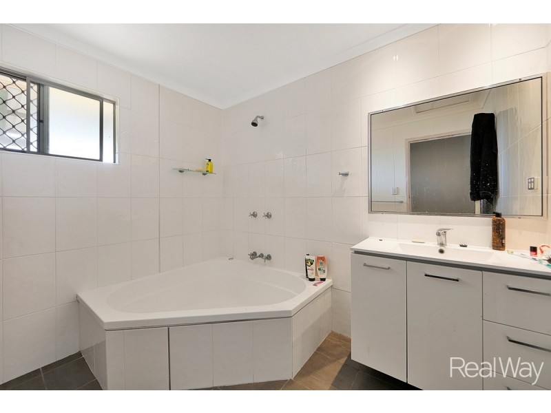 16 Palm Court, Moore Park Beach QLD 4670