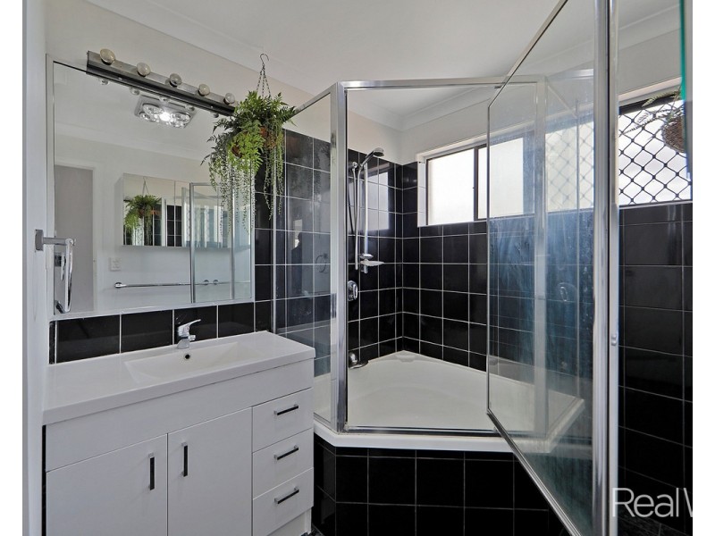 27 East West Avenue, Avoca QLD 4670