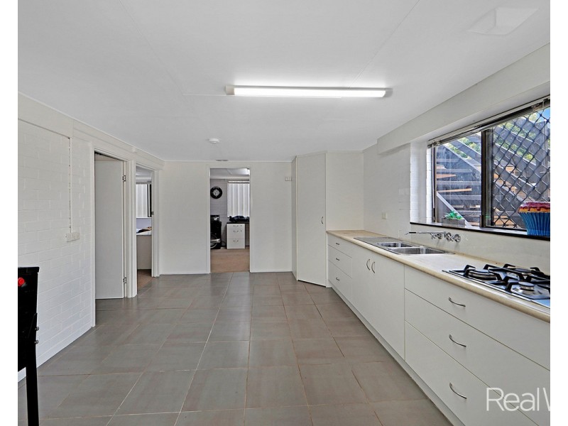 27 East West Avenue, Avoca QLD 4670