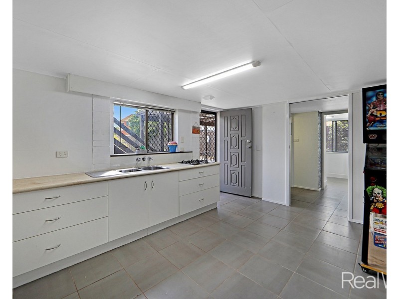 27 East West Avenue, Avoca QLD 4670