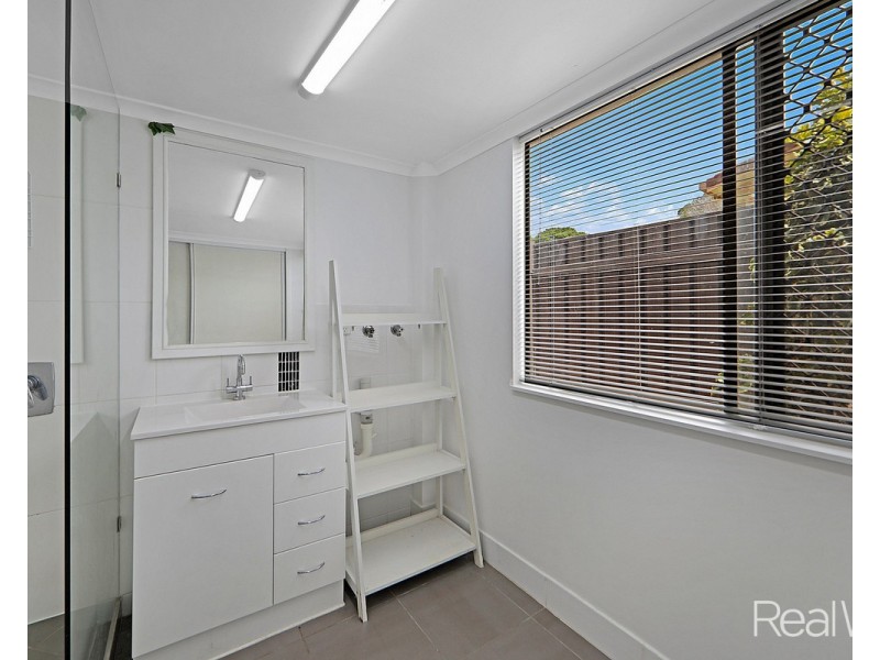 27 East West Avenue, Avoca QLD 4670