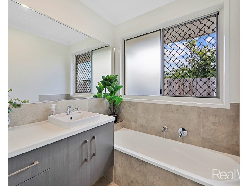 6 Honeybee Court, Avenell Heights QLD 4670