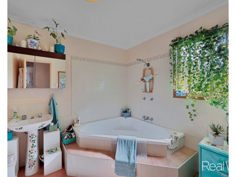 8 Olive Drive, Moore Park Beach QLD 4670