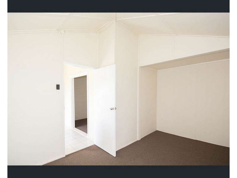 1/2 Crawford Street, Walkervale QLD 4670
