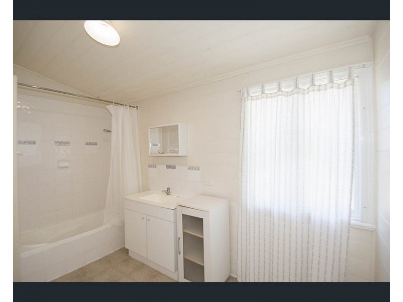 1/2 Crawford Street, Walkervale QLD 4670