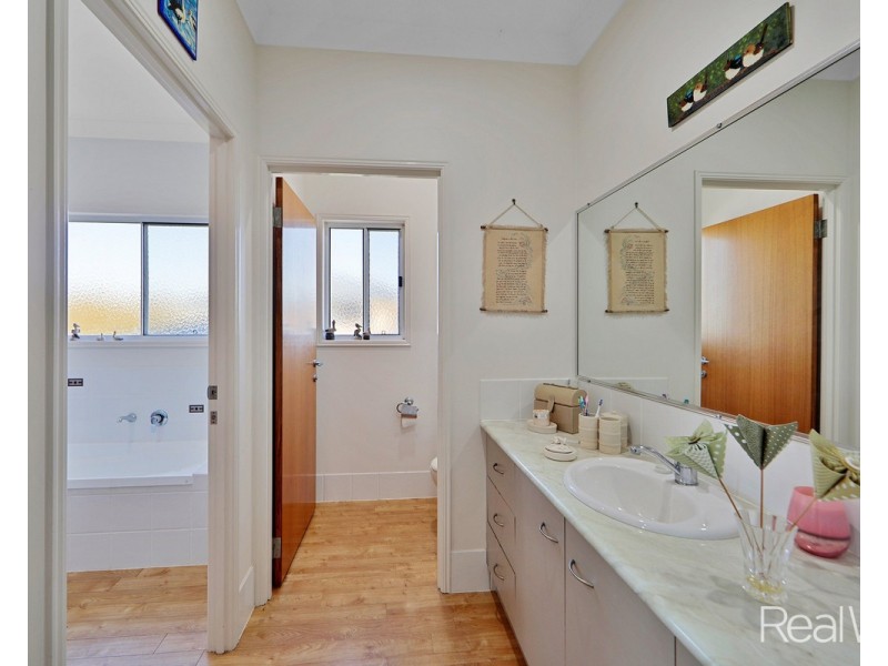 7 Robert John Circuit, Coral Cove QLD 4670