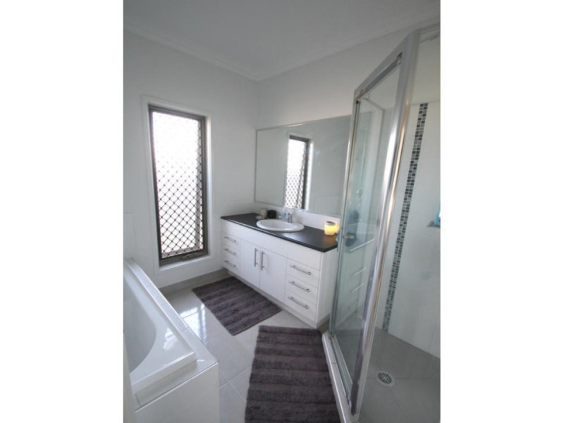 4/3 Bust Street, Svensson Heights QLD 4670