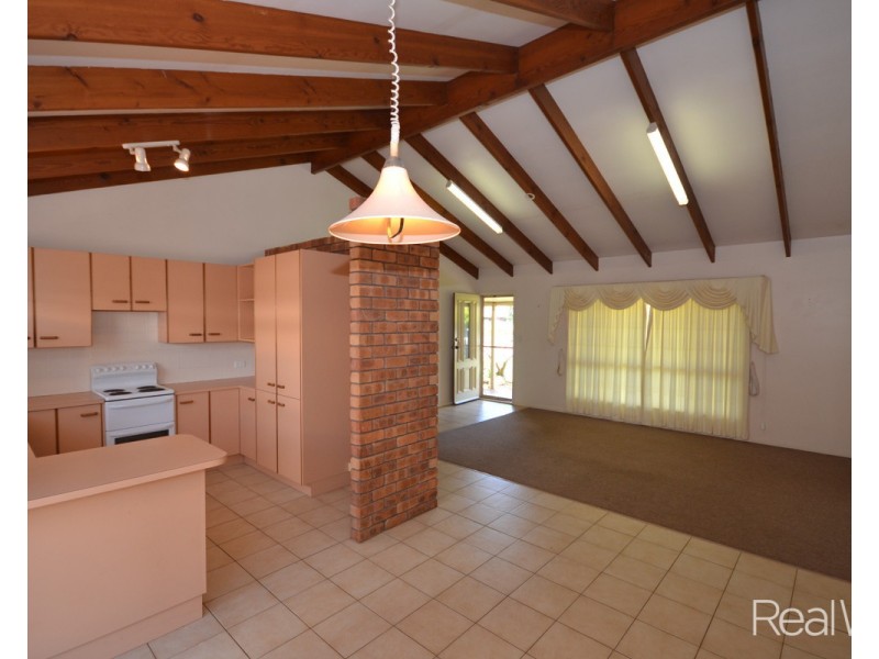 8 Pecton Place, Avenell Heights QLD 4670