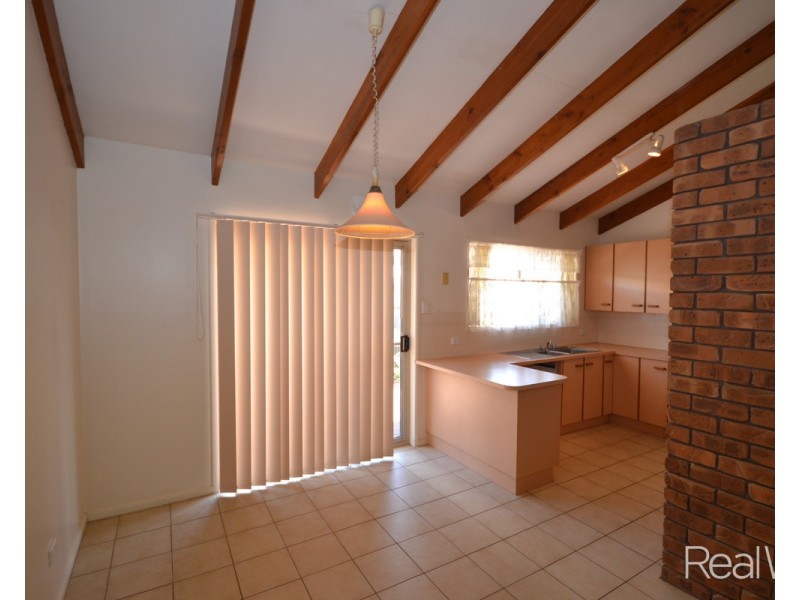 8 Pecton Place, Avenell Heights QLD 4670