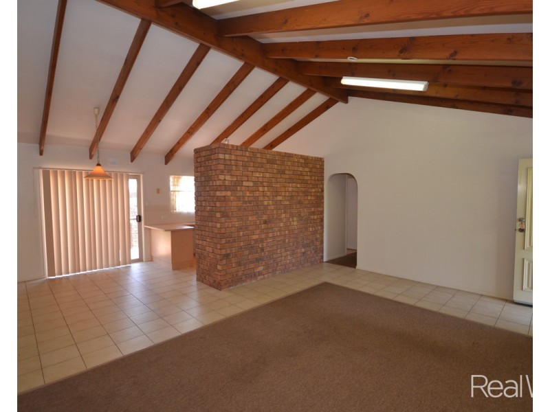 8 Pecton Place, Avenell Heights QLD 4670