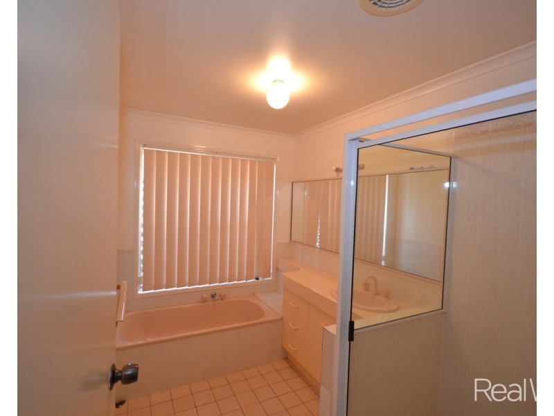 8 Pecton Place, Avenell Heights QLD 4670