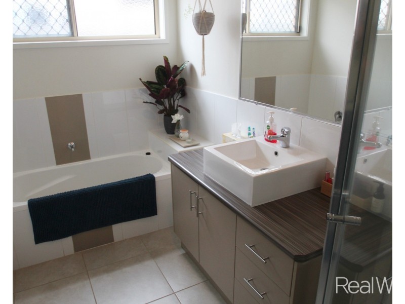 32 Sienna Boulervard, Ashfield QLD 4670