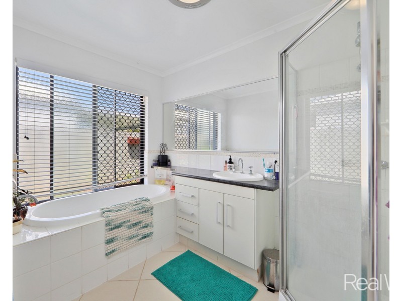25 Robert John Circuit, Coral Cove QLD 4670