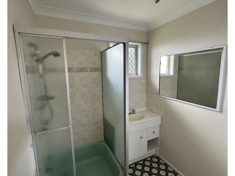 1/2 Donovan Street, Kepnock QLD 4670