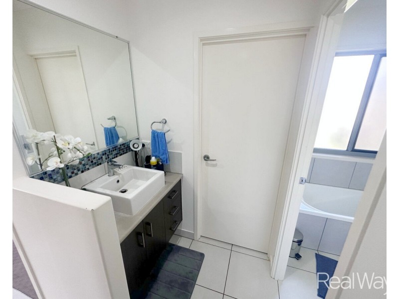 8 Sweetwater Court, Ashfield QLD 4670