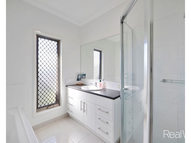 4/3 Bust Street, Svensson Heights QLD 4670