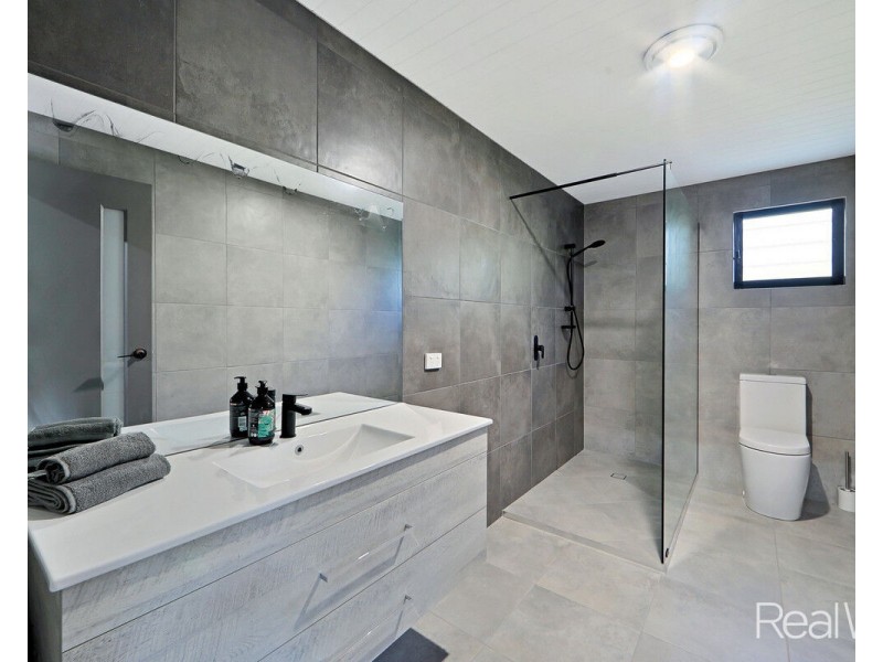 8 Rickards Road, Kolonga QLD 4671