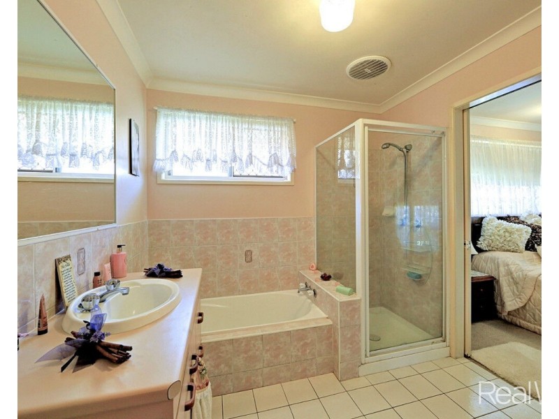 5 Hitchcock Crt, Kepnock QLD 4670