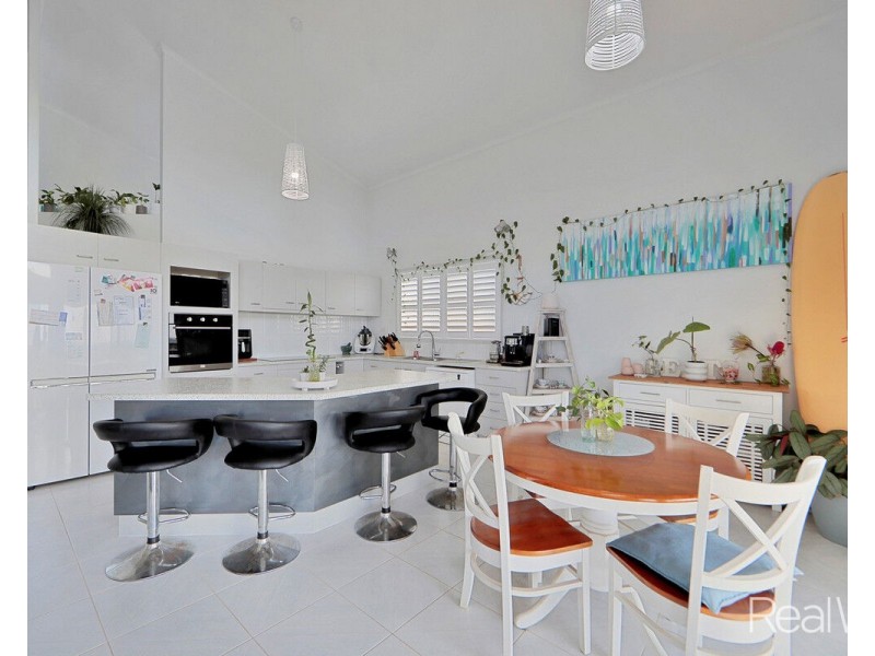 1 Hilltop Avenue, Qunaba QLD 4670