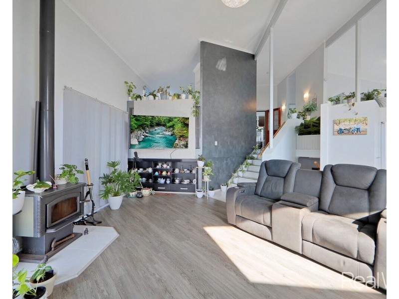 1 Hilltop Avenue, Qunaba QLD 4670