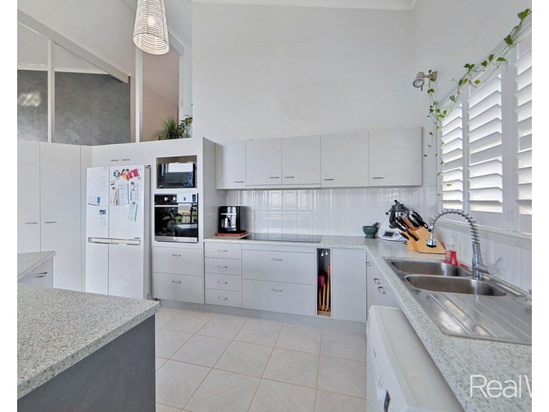 1 Hilltop Avenue, Qunaba QLD 4670