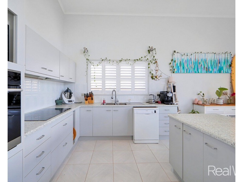 1 Hilltop Avenue, Qunaba QLD 4670