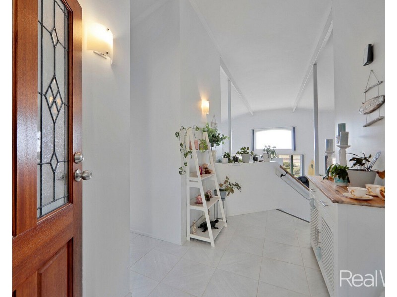 1 Hilltop Avenue, Qunaba QLD 4670