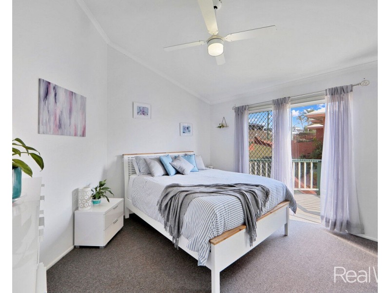 1 Hilltop Avenue, Qunaba QLD 4670