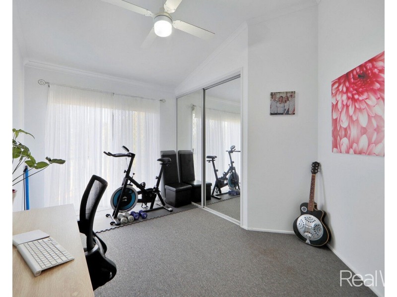 1 Hilltop Avenue, Qunaba QLD 4670