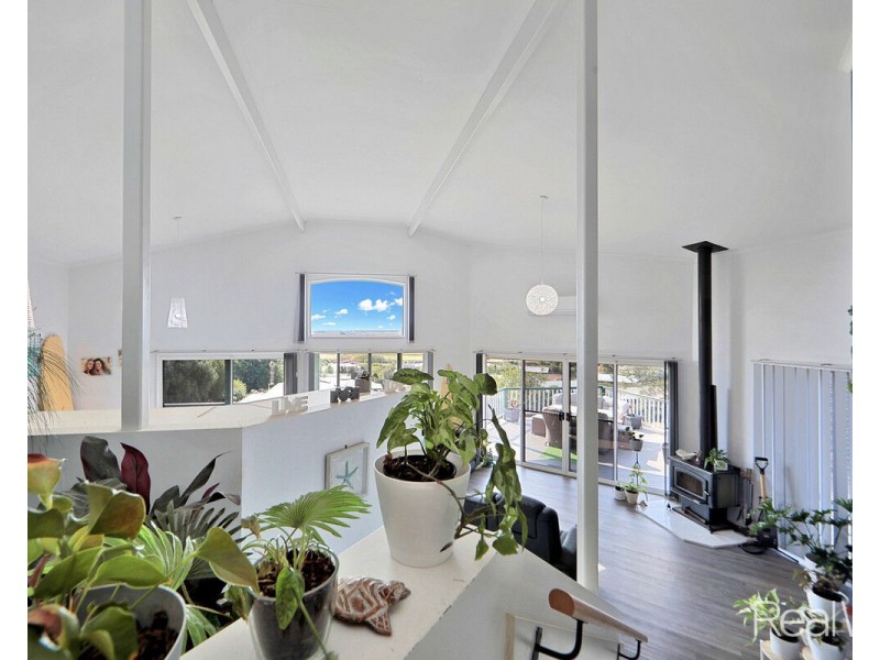 1 Hilltop Avenue, Qunaba QLD 4670