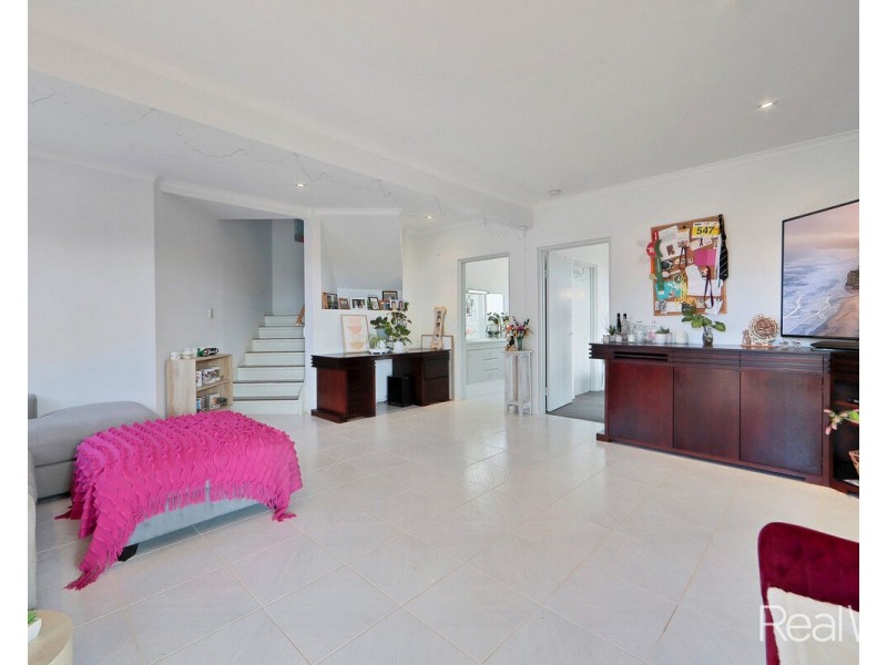 1 Hilltop Avenue, Qunaba QLD 4670