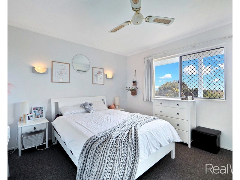 1 Hilltop Avenue, Qunaba QLD 4670