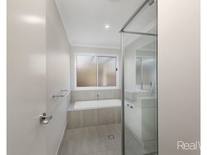 1 Bowerbird Court, Branyan QLD 4670