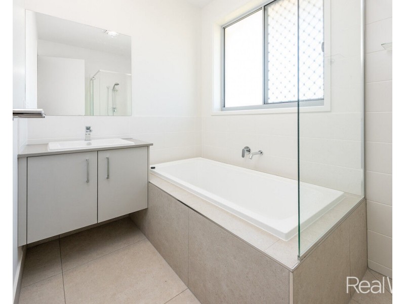 15 Wren Place, Branyan QLD 4670