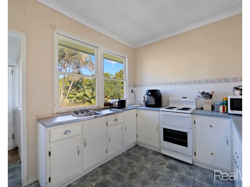 194 Woods East Road, Alloway QLD 4670
