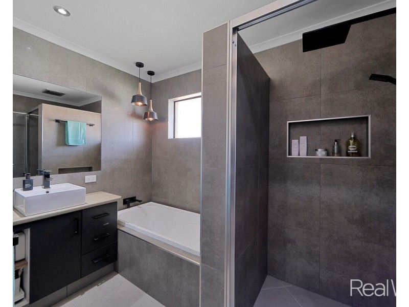14 Maughan Street, Thabeban QLD 4670